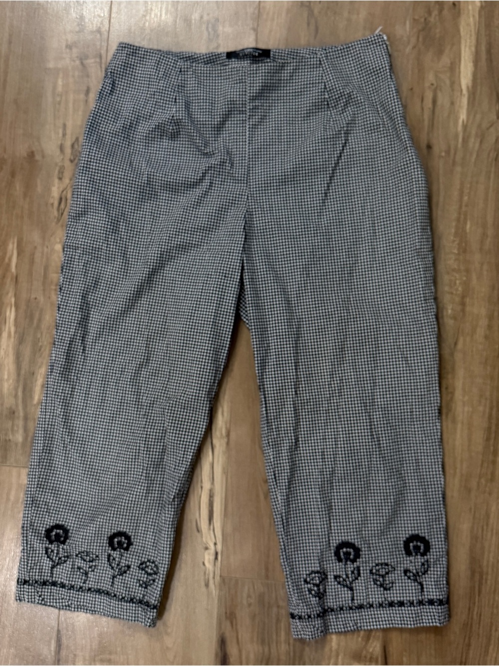 Vintage Black & White Gingham Capri Pants with Floral Embroidery